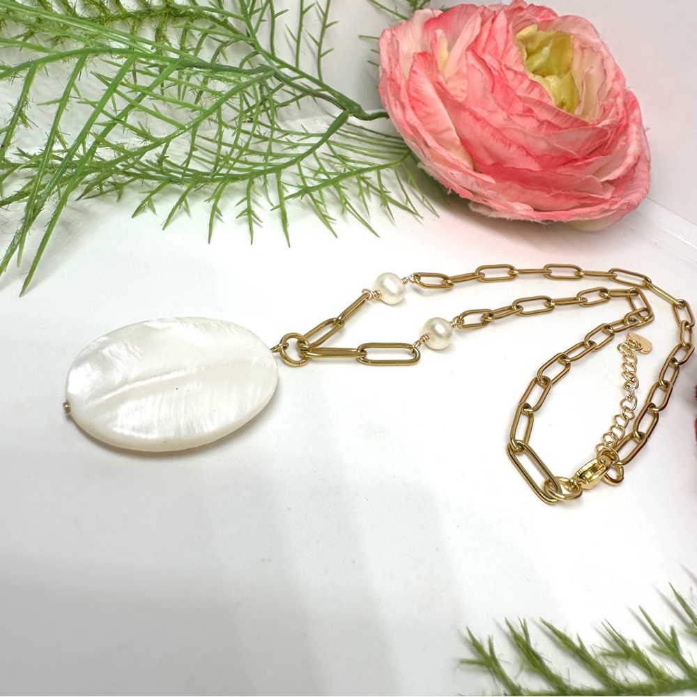NEW⚜️Mother Of Pearl Charm Necklace - Picture 3 of 6